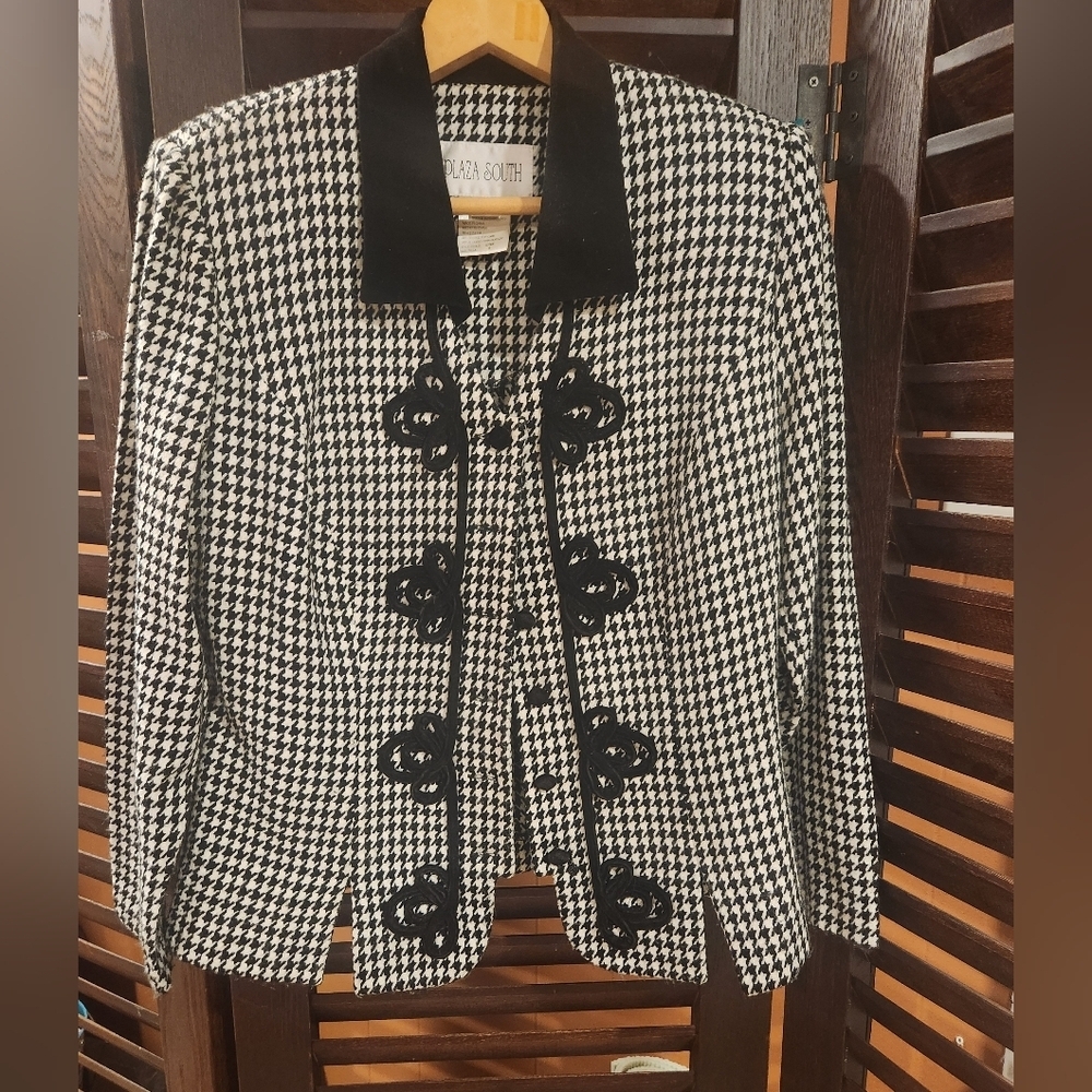Elegant Houndstooth Blazer with Black Accents